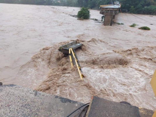 ¡Puentes derrumbados, desbordes y deslizamientos! Huracán Eta sigue causando daños en Honduras