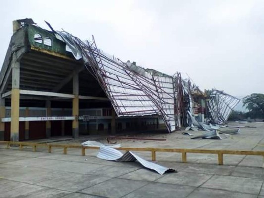 EN FOTOS: Tormenta deja destruido techo del estadio Juan Ramón Brevé