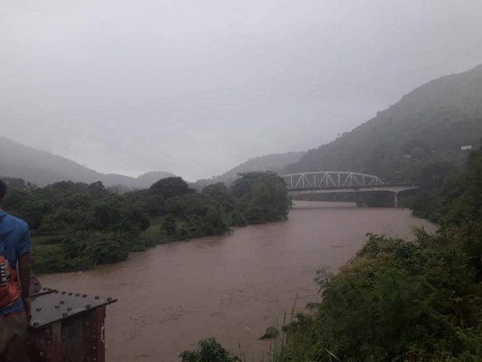 ¡Inundaciones, evacuaciones y rescates! Huracán Eta descarga su furia en territorio hondureño