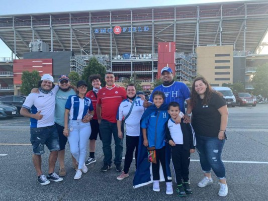 Un esposo canadiense y varias familias catrachas arribaron a Toronto para apoyar a Honduras