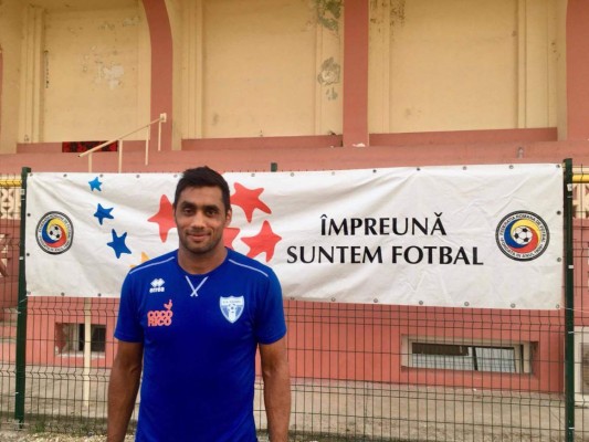 Equipo de Rumania usa el antiguo escudo de la selección de Honduras