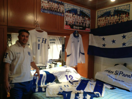 Hondureños por el mundo vibrando por la Bicolor