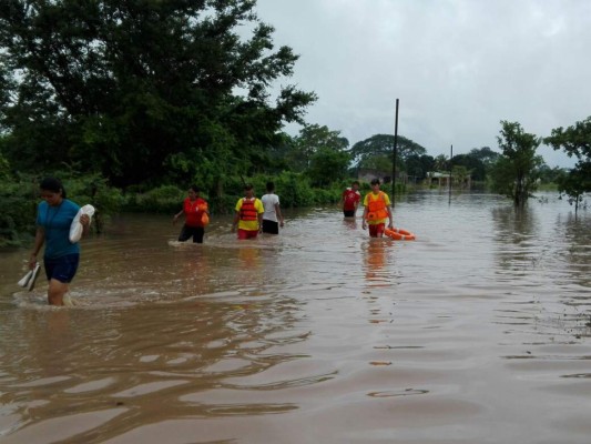 El impactante rescate de un niño sobre las bravas aguas de un río en Omoa
