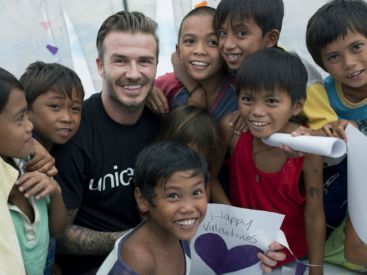 David Beckham reparte sonrisas entre los niños de Filipinas