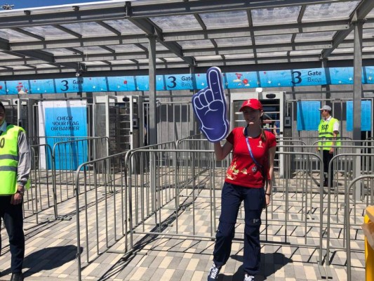 Los ticos llenan de color las afueras del Samara Arena para el juego ante Serbia