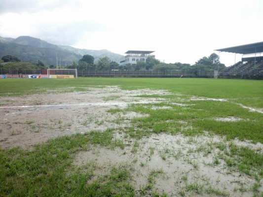 Así de deteriorada luce la cancha del estadio Francisco Martínez de Tocoa