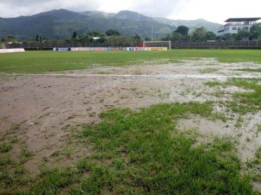 Así de deteriorada luce la cancha del estadio Francisco Martínez de Tocoa