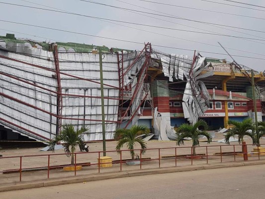 EN FOTOS: Tormenta deja destruido techo del estadio Juan Ramón Brevé