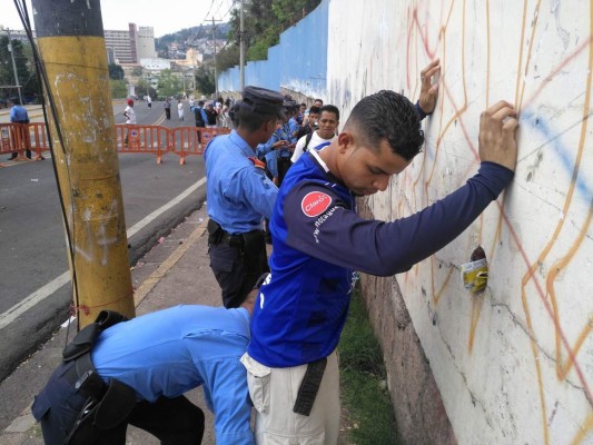 FOTOS: Alta seguridad en el clásico capitalino con tanquetas y fuertes retenes