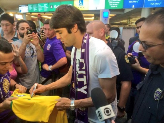 Kaká llega a Orlando en medio de gran recibimiento
