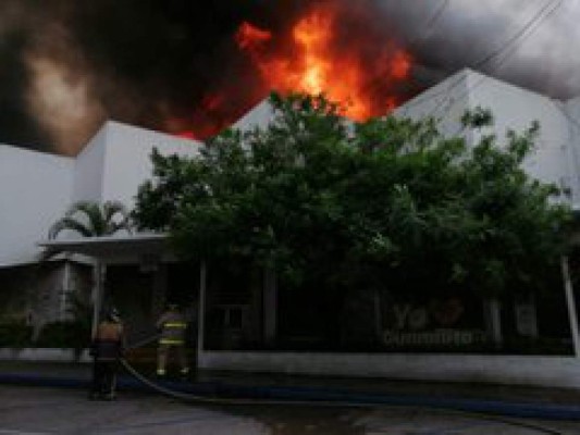 Primeras imágenes del brutal incendio en el mercado Guamilito de San Pedro Sula
