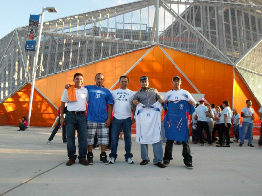 La afición hondureña se pone la H