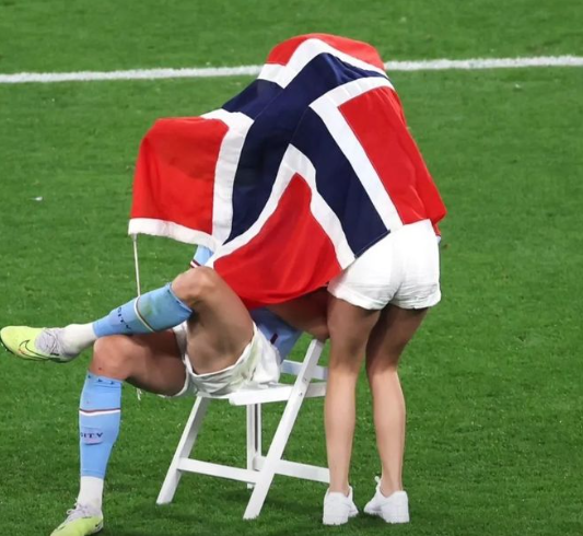 Lo tienen flechado: así festejó Haaland con su bella novia tras ganar la Champions con el Manchester City