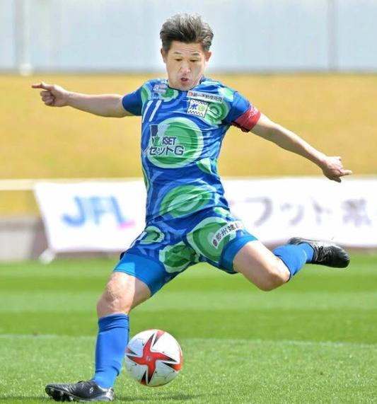 El futbolista más viejo del mundo cumple 58 años: su club actual y desliza cuándo podría retirarse