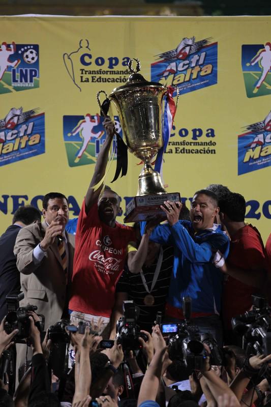 Han pasado ya 10 años: ¿Qué jugadores disputaron la ­última final entre Olimpia y Real España?