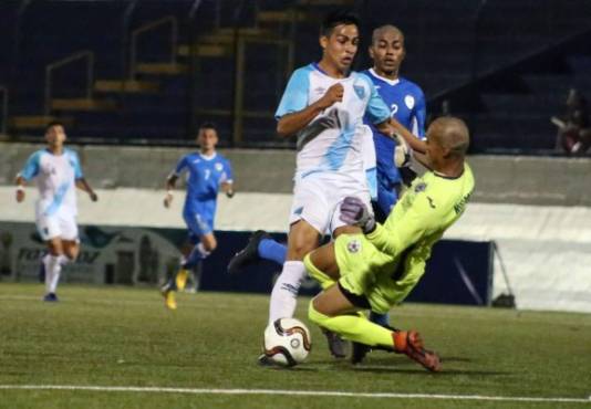 Guatemala's Luis Martinez (L) shoots past Nicaragua's goalkeeper Bryan Torres to score, during an international friendly football match in Managua on March 26, 2019. - Luis Martinez delantero de Guatemala supera al portero de Nicaragua para anotar el gol (Photo by Maynor Valenzuela / AFP)
