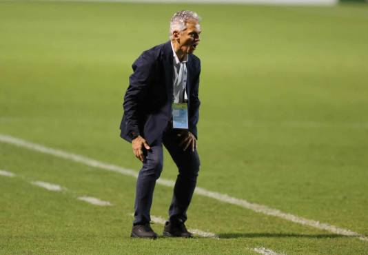 Reinaldo Rueda dirigiendo desde el banquillo de la Bicolor en el Nacional Chelato Uclés. FOTOS: David Romero | Mauricio Ayala | Andro Rodríguez.