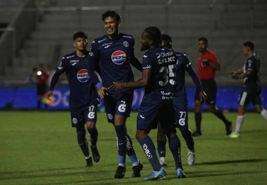 Luis Vega firmó su renovación de contrato con el Motagua.