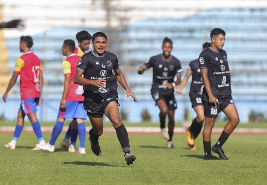 Anghelo Quintero fue el héroe de Panteras al convertir un hat-trick que forzó el alargue ante Ocote FC. FOTOS: Mauricio Ayala