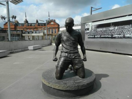 ¿Cuál se parece más? Las estatuas en honor a futbolistas históricos