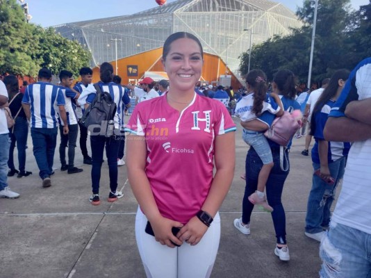 Honduras está bien arropado ante Panamá; la afición y belleza hondureña presente en el BBVA Compass de Houston