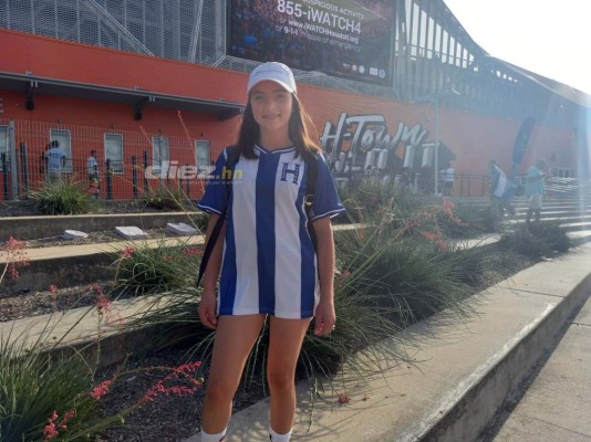 Honduras está bien arropado ante Panamá; la afición y belleza hondureña presente en el BBVA Compass de Houston