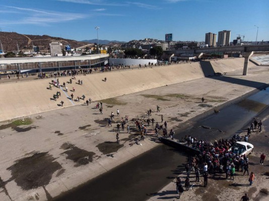 FOTOS: Migrantes de caravana rompen cerco policial e intentan cruzar frontera a Estados Unidos