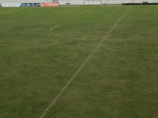 FOTOS: Así está la cancha del Excélsior que ha soportado intensas lluvias