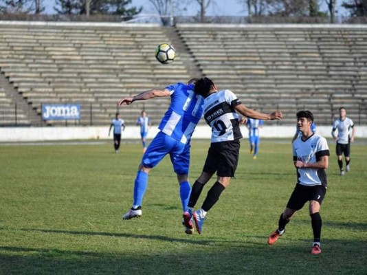 Equipo de Rumania usa el antiguo escudo de la selección de Honduras