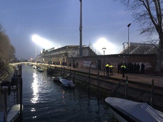 El maravilloso estadio de un club que regresa a la Serie A tras casi 20 años: solo se puede llegar en bote