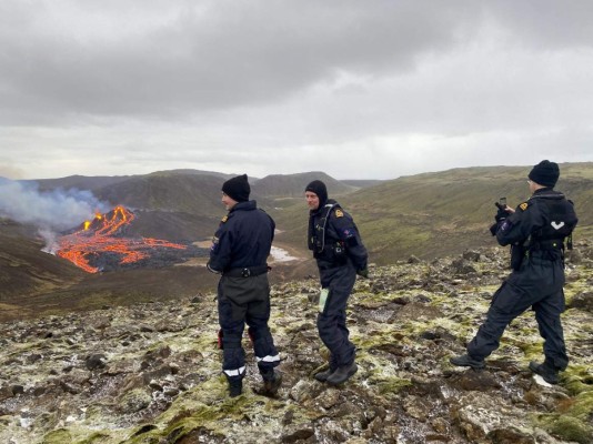Impactantes fotos: un volcán ''despierta'' en Islandia luego de 800 años y piden a la población encerrarse en casa