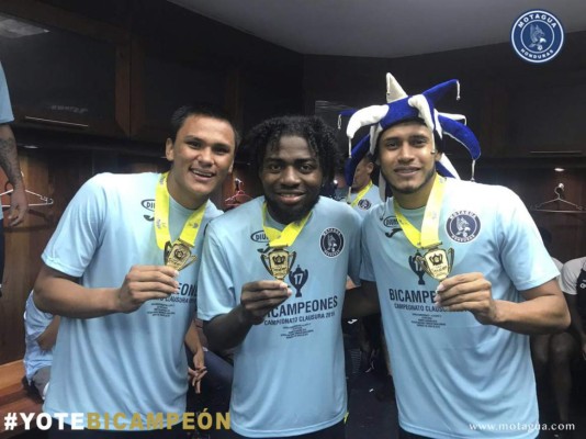¡Enorme sonrisa! Diego Vázquez, el que más festejó en el camerino de Motagua tras el bicampeonato