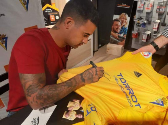 Choco Lozano genera 'éxtasis' en la afición del Cádiz en una sesión de autógrafos