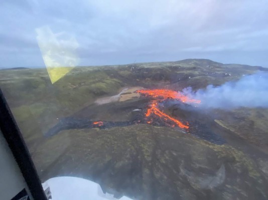 Impactantes fotos: un volcán ''despierta'' en Islandia luego de 800 años y piden a la población encerrarse en casa