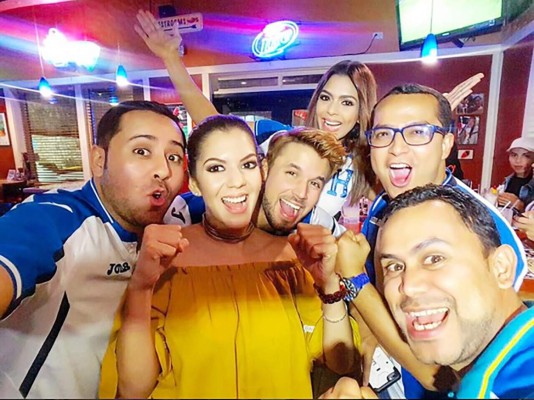 La belleza hondureña se pinta de azul y blanco cuando juega la Selección