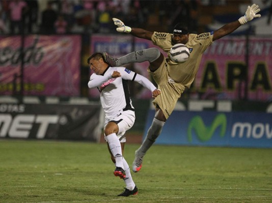 FOTOS: Las mejores 'barridas al pecho' del fútbol