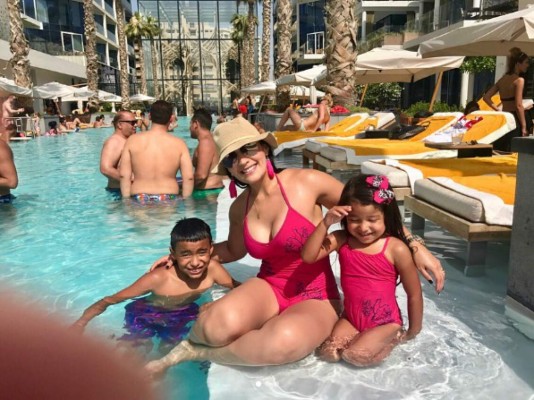 Las vacaciones en Dubái de Virginia Varela, la bella esposa de Emilio Izaguirre