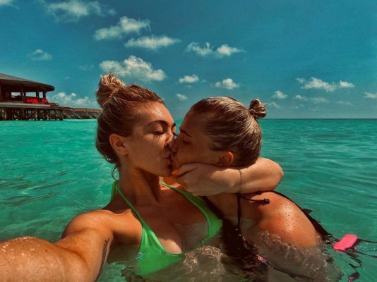 April Hunter, la boxeadora que desafió la ley islámica besándose con su novia en las Maldivas