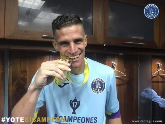 ¡Enorme sonrisa! Diego Vázquez, el que más festejó en el camerino de Motagua tras el bicampeonato