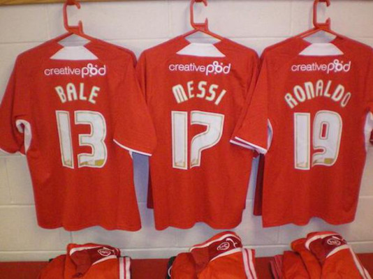 Crowley Town intenta fichar a Cristiano Ronaldo, Messi y Bale