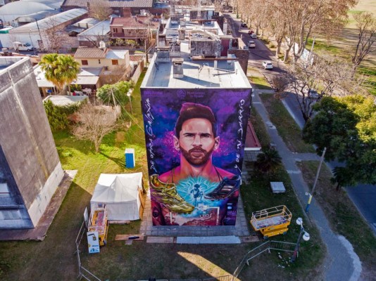 ¡Inmortalizado! El impresionante mural que le hicieron a Messi frente a su escuela en Rosario