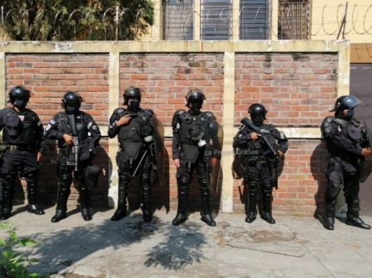 Descontrol y desorden en El Salvador de ciudadanos buscando subsidio aprobado por gobierno de Bukele