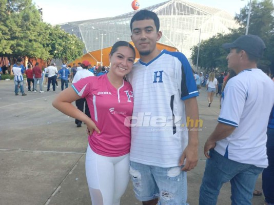 Honduras está bien arropado ante Panamá; la afición y belleza hondureña presente en el BBVA Compass de Houston