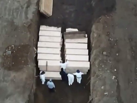 En una isla: Así están enterrando a los muertos por coronavirus en Nueva York