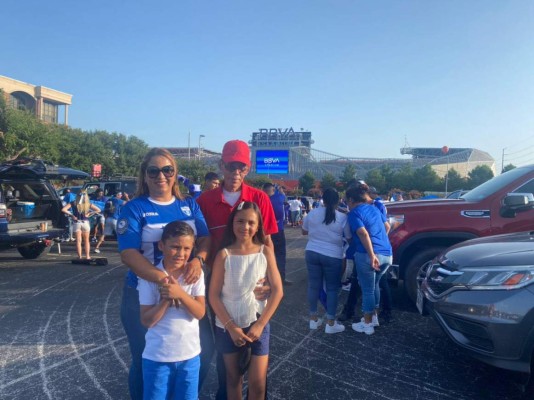 Honduras está bien arropado ante Panamá; la afición y belleza hondureña presente en el BBVA Compass de Houston