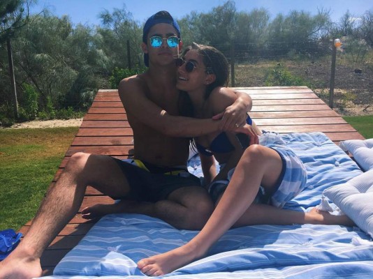 Hija de Mourinho deslumbra con su novio y se divierte a lo grande