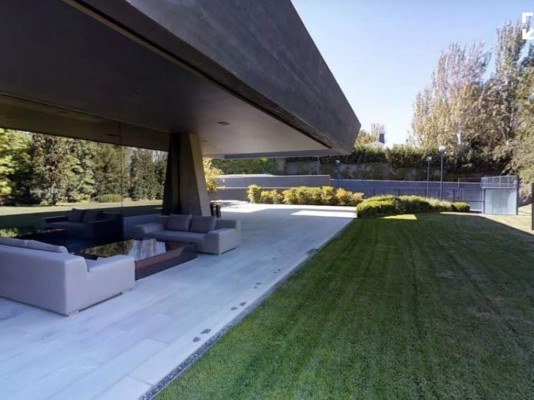 Pasa más aquí que jugando con el Real Madrid: Así es por dentro la increíble mansión de Hazard