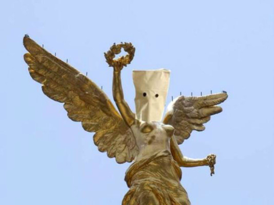 Con memes se burla el mundo de México.