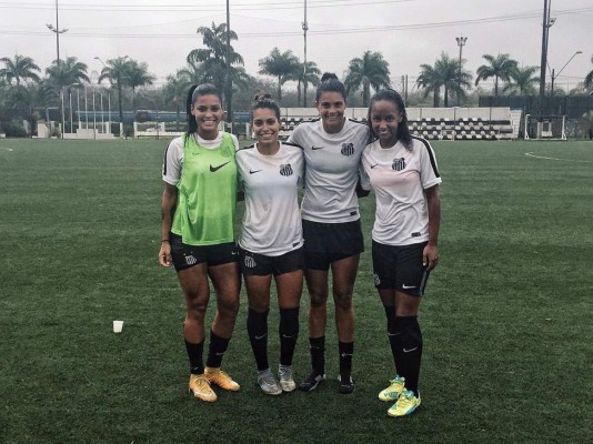 ¡EXPLOSIVA! La futbolista del Santos de Brasil con cuerpo de súper modelo