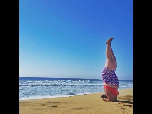 Es instructora de yoga, tiene elasticidad y su sobrepeso no es problema